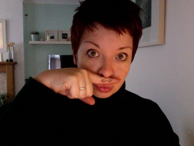 Fingerstache