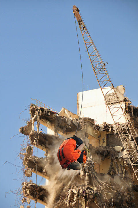 http://i1.kym-cdn.com/photos/images/newsfeed/000/058/606/robbenwreckingball.jpg