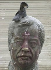 Saddam_hussein_shoe_on_head